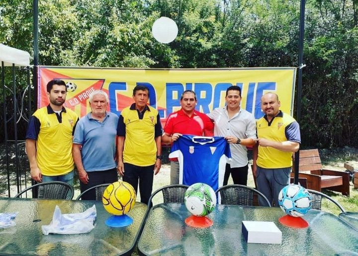 Dirigencia Deportes Pirque en lanzamiento de camiseta 2020