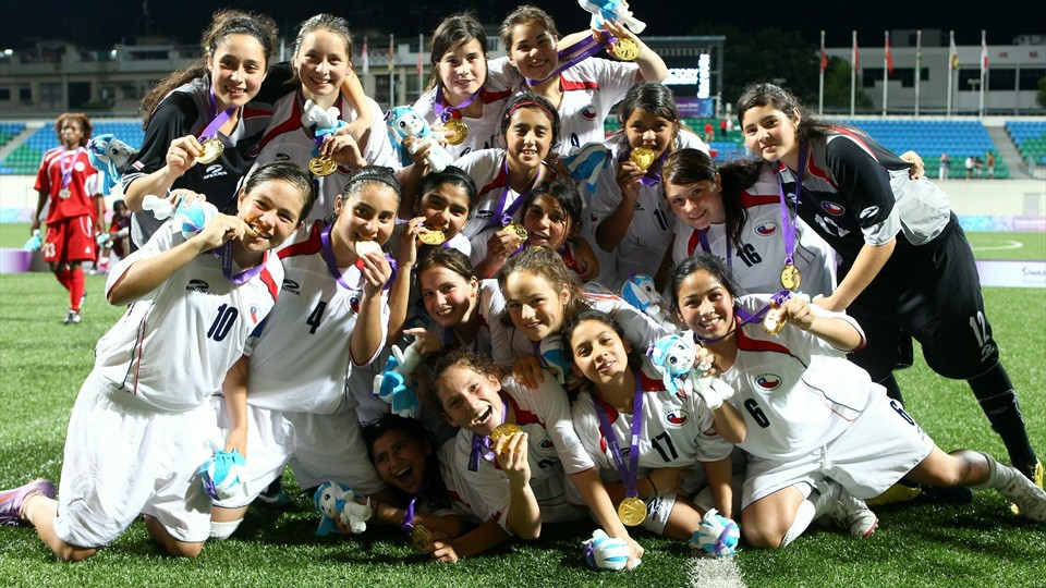 Selección Chilena Sub 15 con su medalla de oro olímpica el 24 de agosto de 2010. Imagen: Partidos de La Roja.com