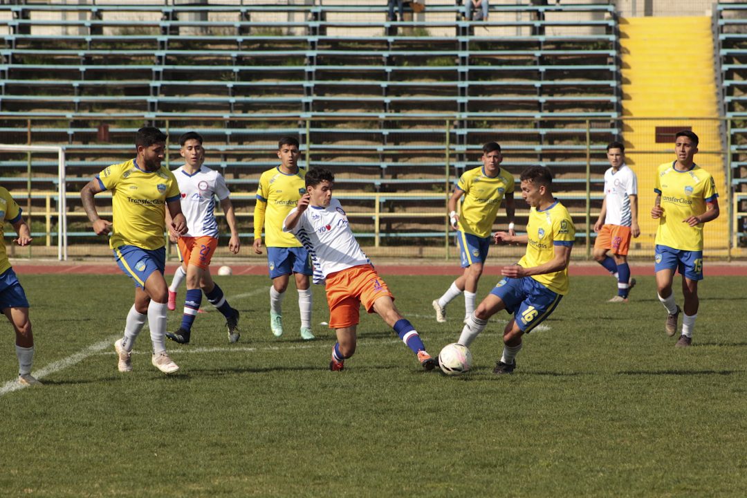 Cultural Maipú vs Mun. Puente Alto - Jugadores en disputa del balón / Imagen: Constanza Hernández (@negraconnie)
