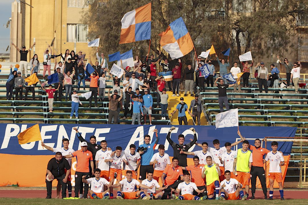 Municipal Puente Alto - hinchada y plantel posando para la fotografía. / Imagen: Constanza Hernández