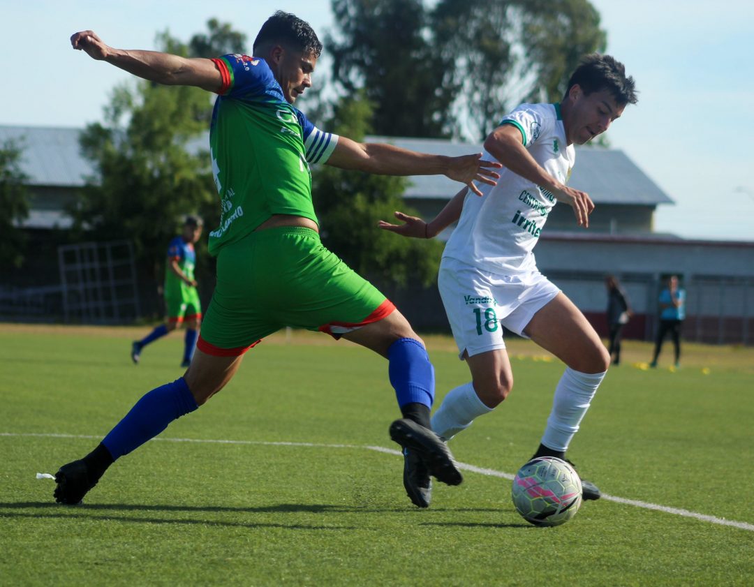 Jugadores de Comunal Cabrero y Chimbarongo FC en disputa del balón - 2022