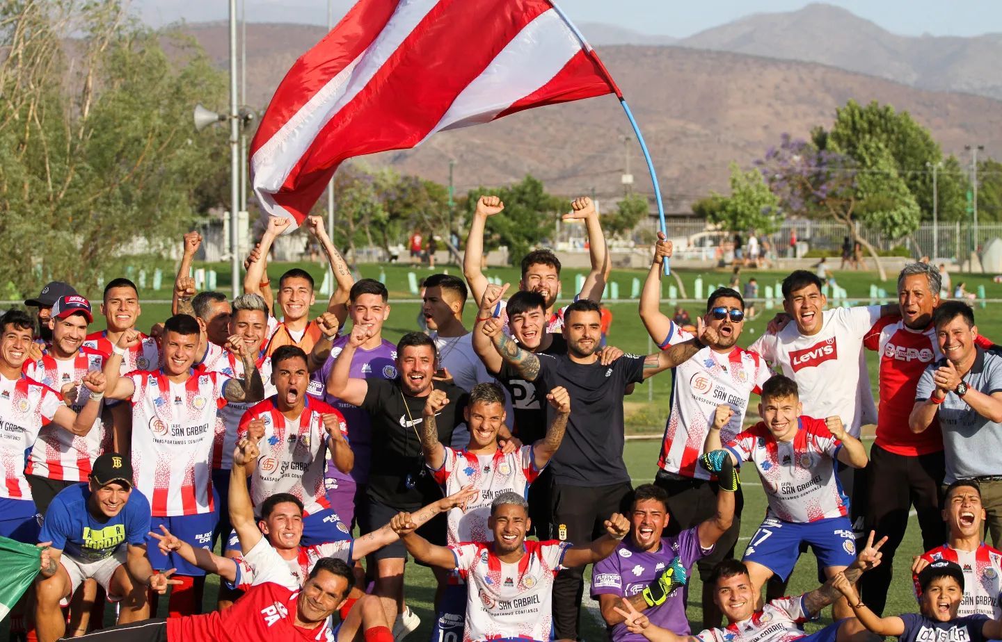 D. Linares recibió con un triunfo y su gente la copa de la Tercera A